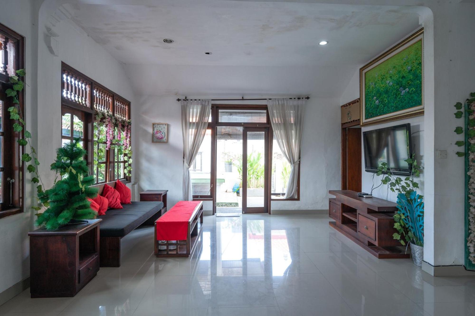 Ceria Guesthouse Seminyak Mitra Reddoorz 외부 사진